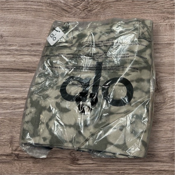 ALO Yoga Gray Tie-Dye Weekend Duffel - Picture 3 of 3